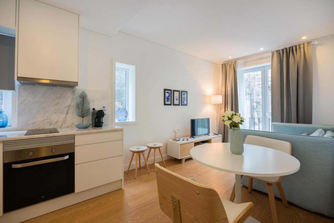 Stylish Almada Historic Apartamento *