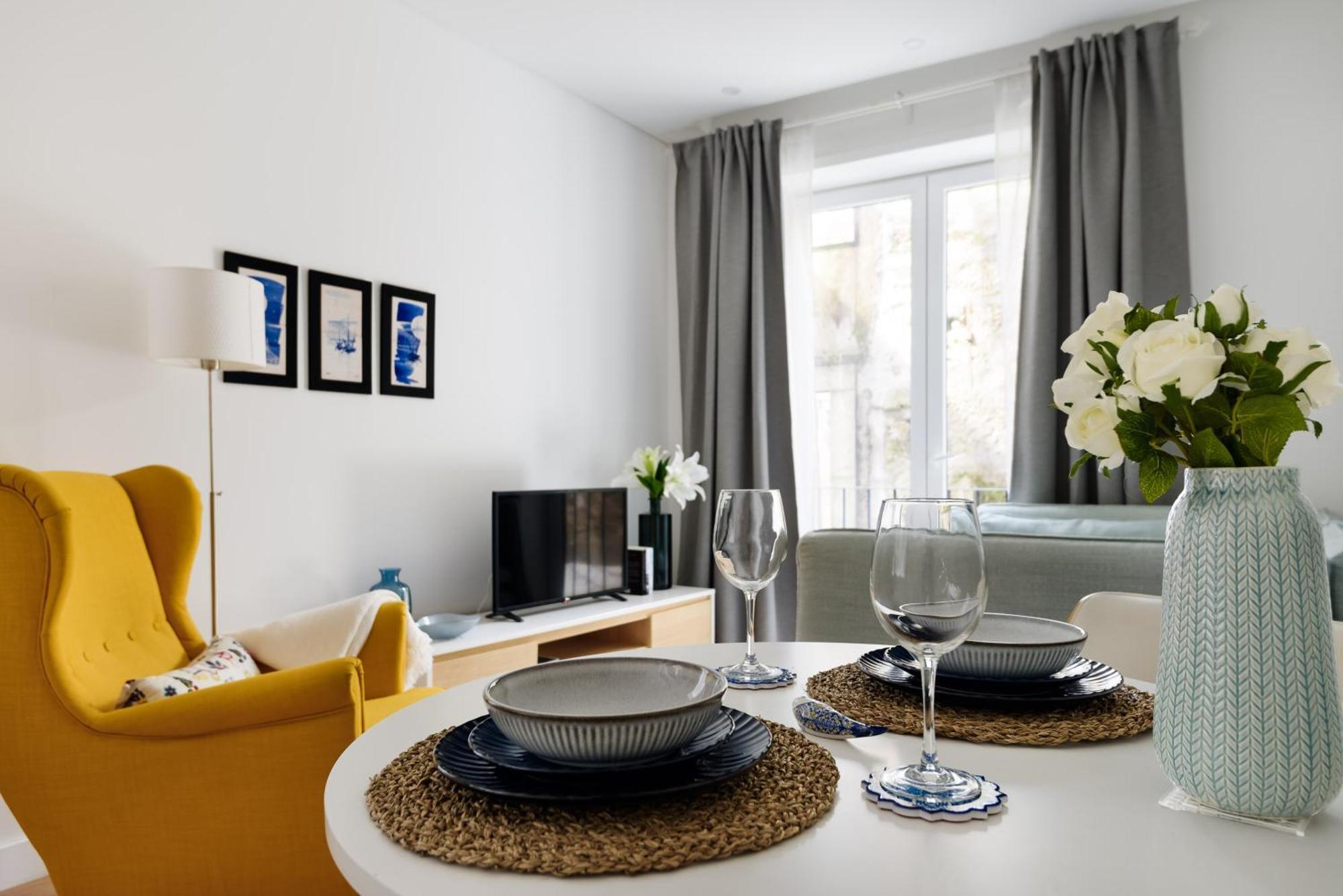 Stylish Almada Historic Apartamento
